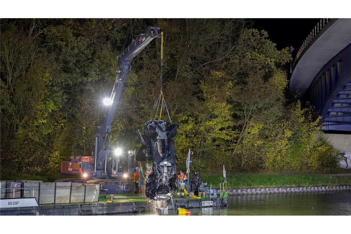 Am Samstagabend wurde mit Hilfe eines Kranfahrzeugs das Auto aus dem Mittellandkanal geborgen.
