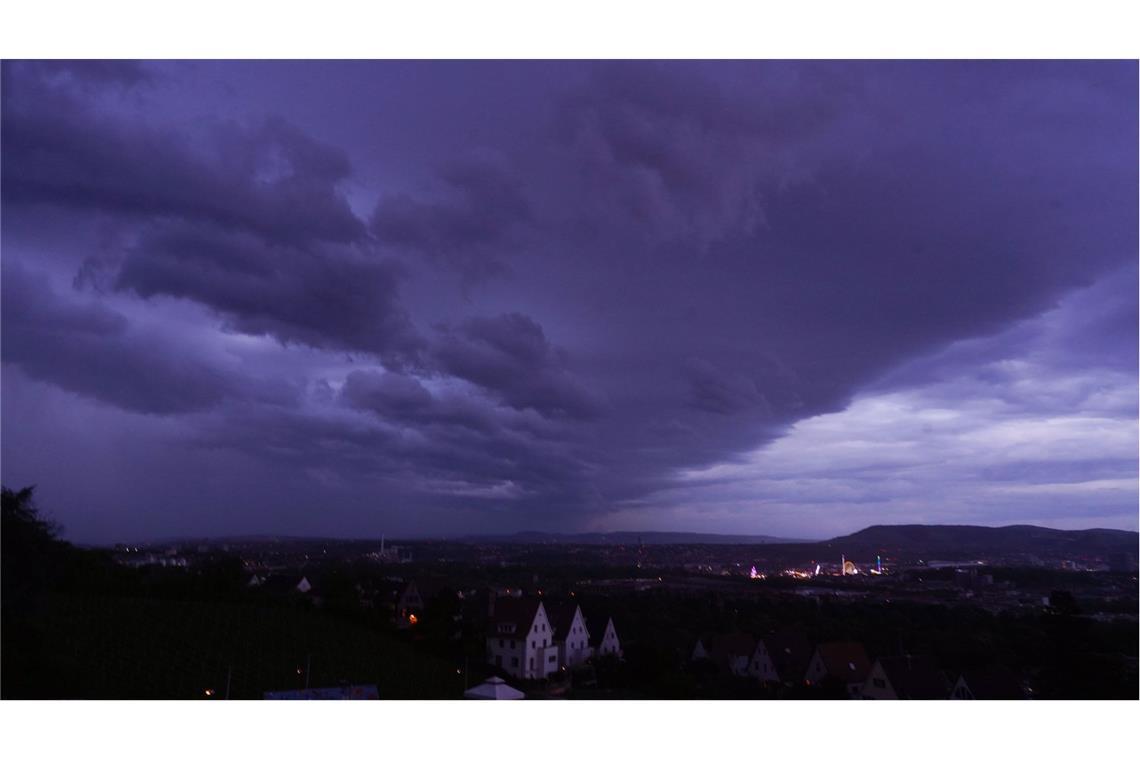 Trüber Wochenstart mit Regen im Südwesten Am Samstagabend zogen bereits dunkle Gewitterwolken in Stuttgart auf.