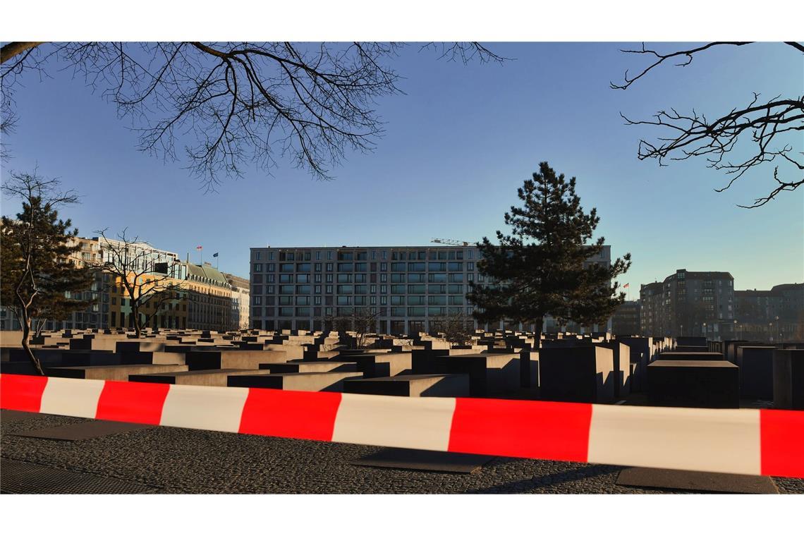 Behörden gehen von antisemitischer Attacke in Berlin aus Am Samstagmorgen war der Bereich um das Holocaust-Mahnmal weiter abgesperrt.
