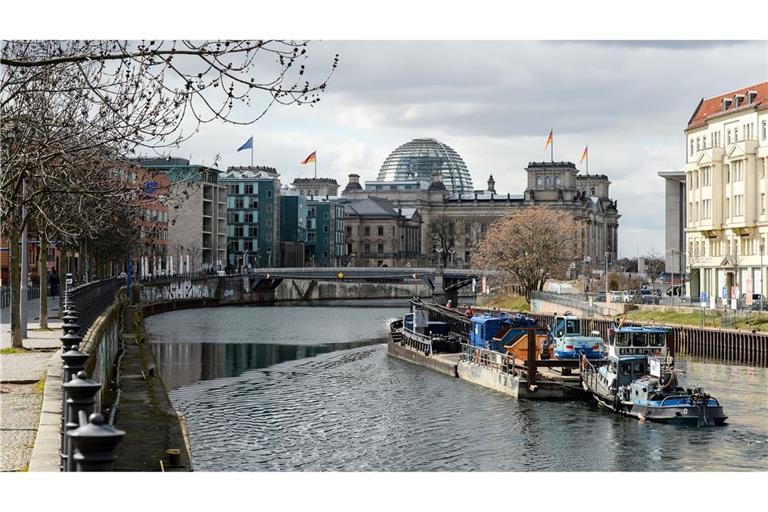 Am Schiffbauerdamm - rechtes Spreeufer Richtung Reichstagsgebäude - entsteht ein neues Quartier unter anderem mit Bundestagsbüros. Ein Teil des Projekts soll nach dem Willen von Bundestagspräsidentin Julia Klöckner (CDU) und Vizepräsident Omid Nouripour aber aus Kostengründen gestoppt werden. (Archivbild)