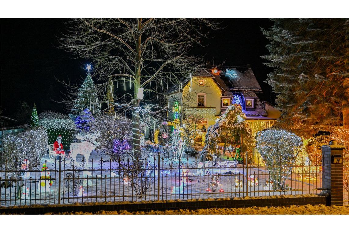 Funkeln fürs Fest - Weihnachtshäuser erstrahlen Am Sonntag gehen auch bei Familie Muschner in Brandenburg die Lichter an.