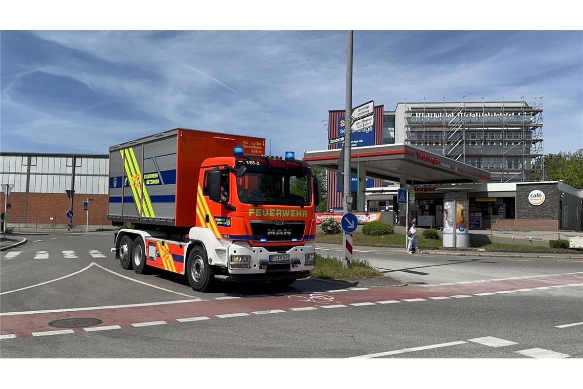Großeinsatz bei Brand auf Wertstoffhof – Sicht auf B28 eingeschränkt Am Sonntag rückte die Feuerwehr Reutlingen zum Großeinsatz aus.