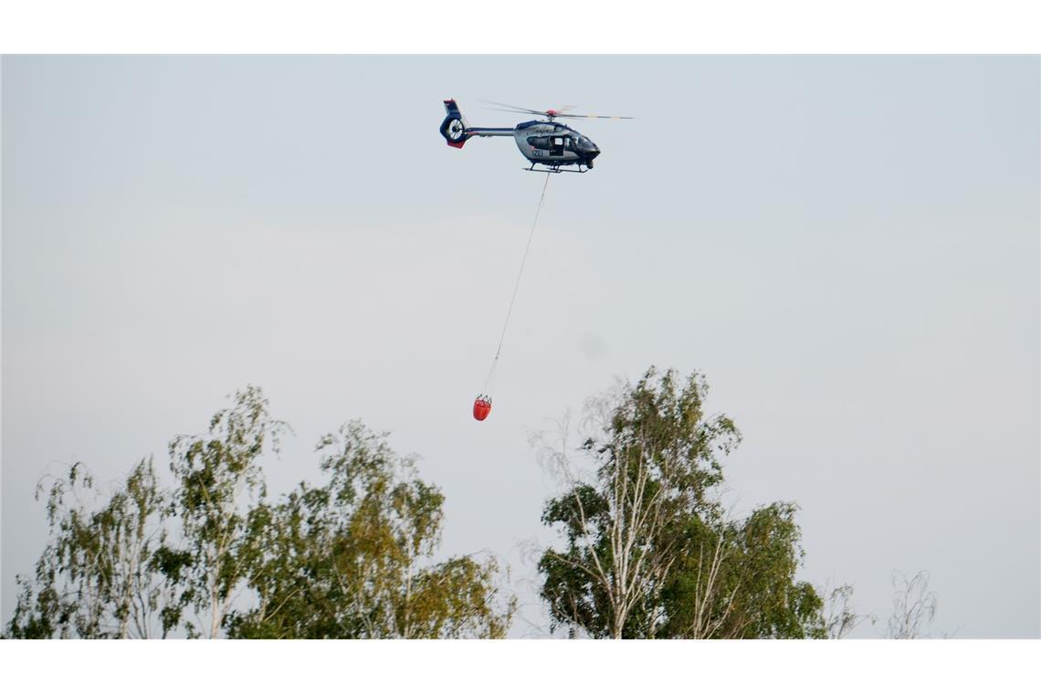 Am Sonntag werden zwei Hubschrauber zum Löschen eingesetzt.