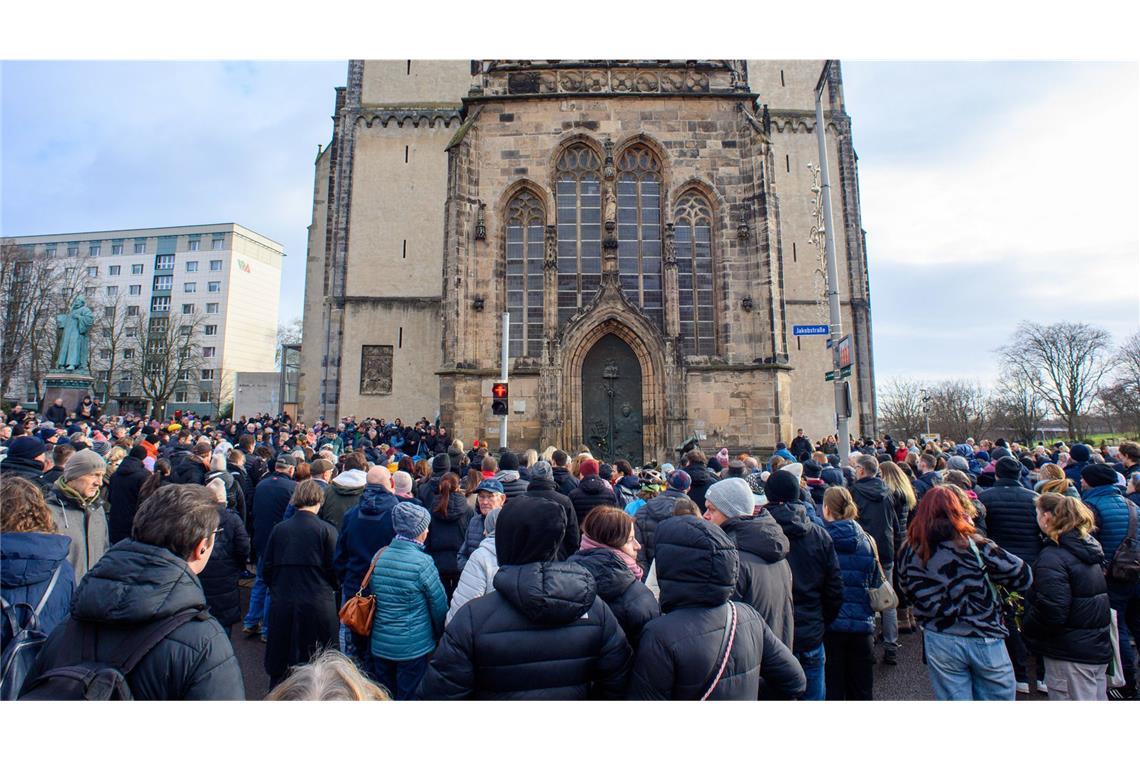 Hunderte Menschen versammeln sich bei Mahnwache Am Sonntagmittag kamen mehrere hundert Menschen ...