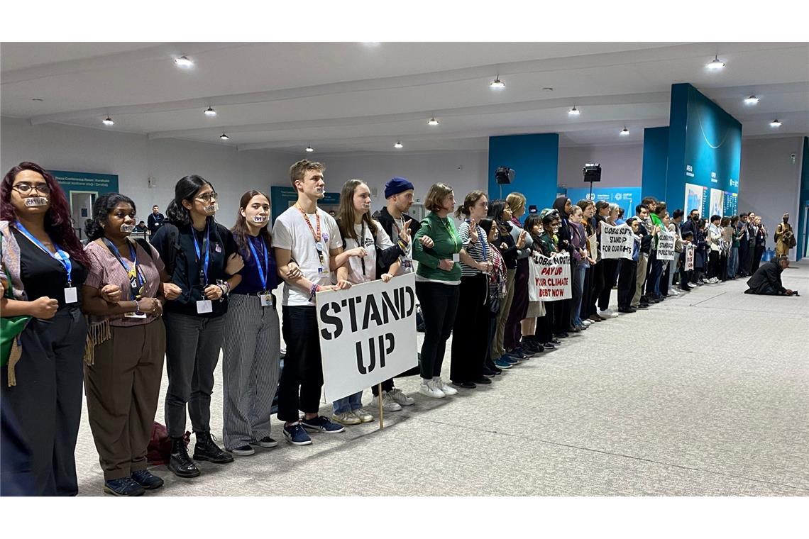 Verrat oder Fortschritt? Klimagipfel endet nach Verlängerung Am späten Abend demonstrierten Klimaaktivisten vor dem Plenarsaal.