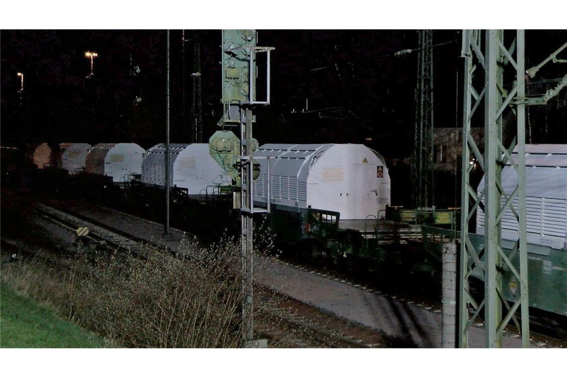 Castor-Behälter erreichen Zwischenlager - Stiller Protest Am späten Mittwochabend verließ der Zug mit den Castor-Behältern den Hafen in Nordenham.