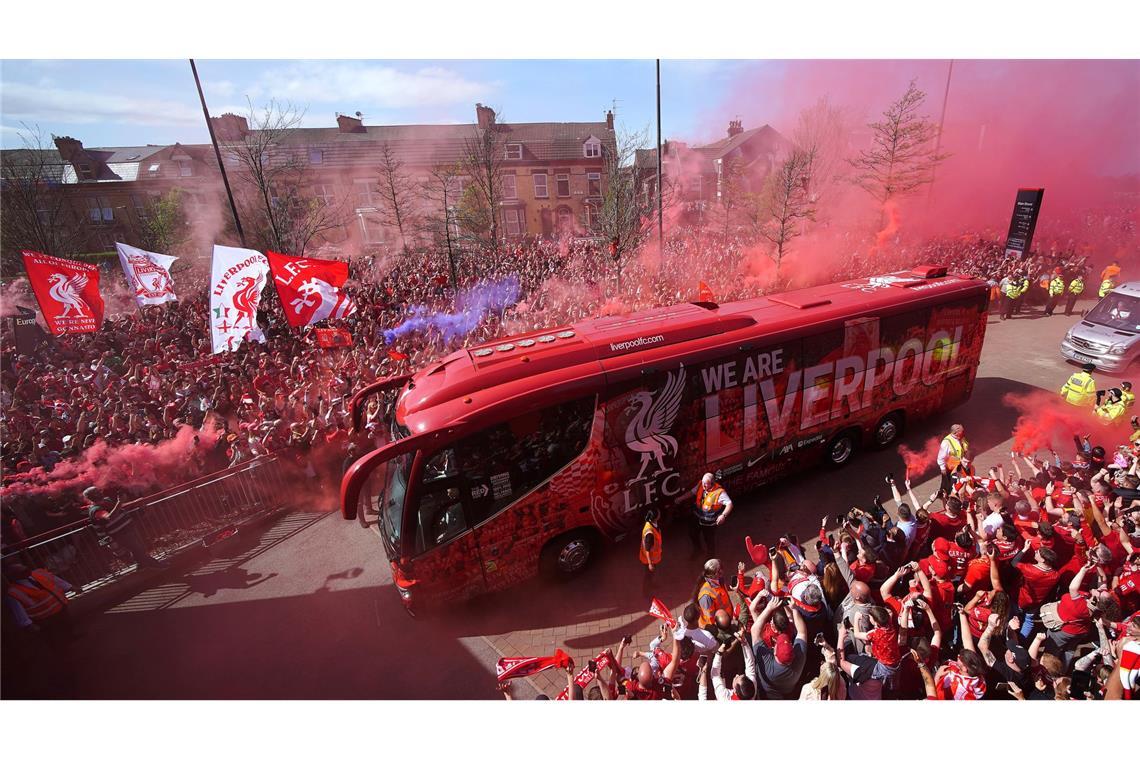 Selfie-Jubel und Tränen in Anfield: Liverpool ist Meister Am Stadion Anfield warteten Tausende Liverpool-Fans, um die Mannschaft vor dem Spiel zu begrüßen.