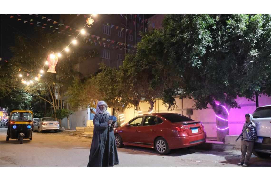 Weckrufe im Ramadan: Das Trommeln wird weniger Am Stadtrand von Kairo ist Hammad Abdel-Kadir drei Stunden mit der Trommel unterwegs.