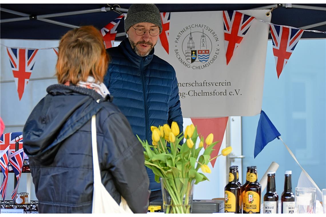 Am Stand des Partnerschaftsvereins Backnang-Chelmsford. 
