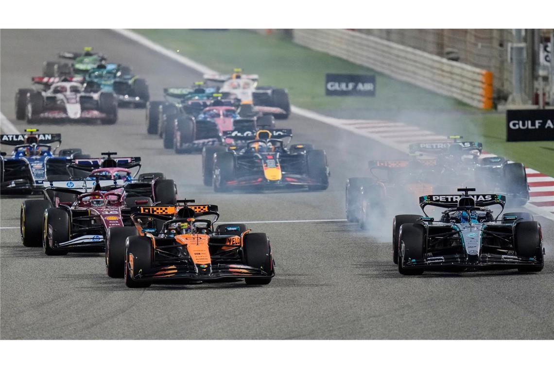 Bahrain-Sieger Piastri in Titelform - Frust bei Verstappen Am Start musste sich Oscar Piastri (l.) gegen Mercedes-Fahrer George Russell verteidigen.