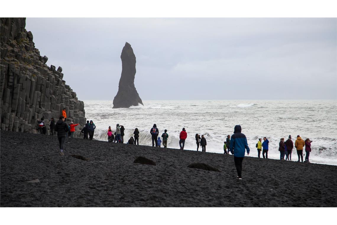 Mädchen aus Deutschland an isländischem Strand ertrunken Am Strand Reynisfjara kam es am Wochenende zu einem tragischen Unglück. (Archivbild)