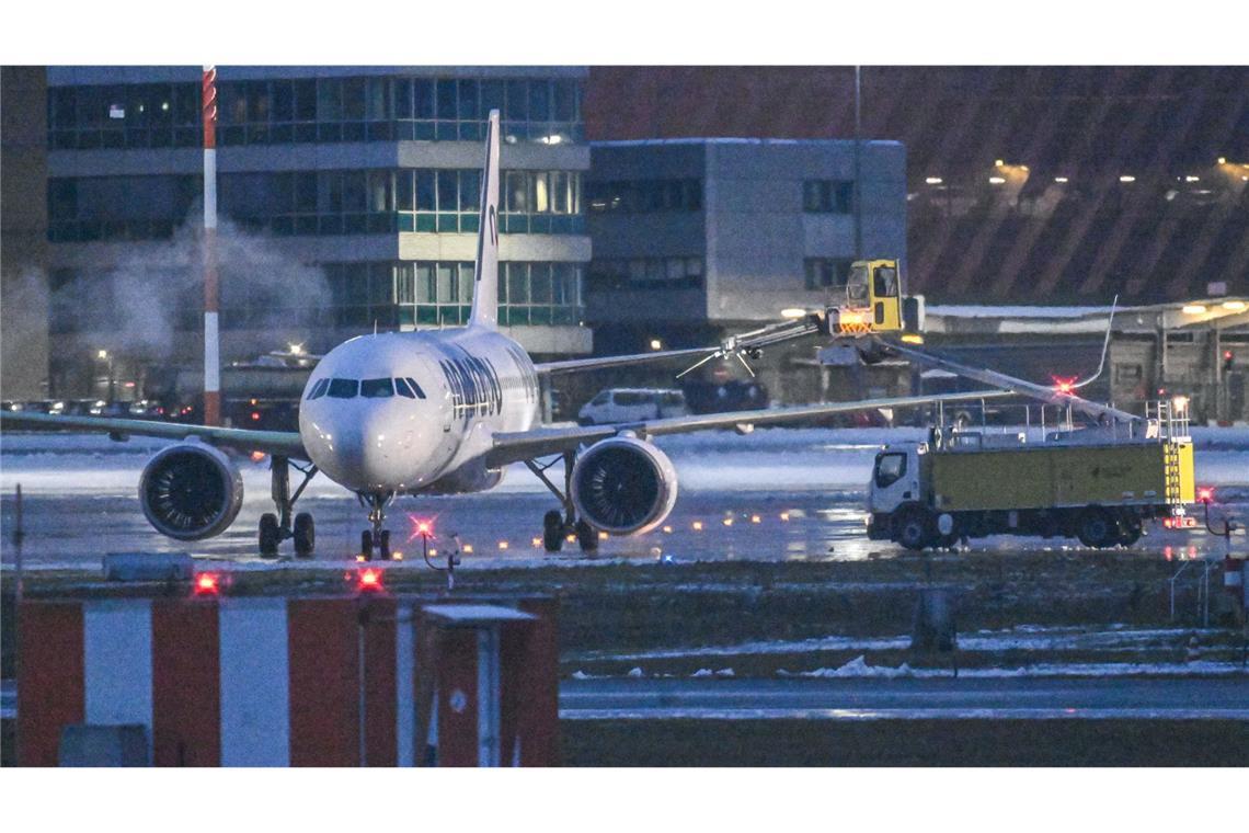 Glatte Straßen sorgen für zahlreiche Unfälle im Südwesten Am Stuttgarter Flughafen wurden Flugzeuge von Eis befreit.