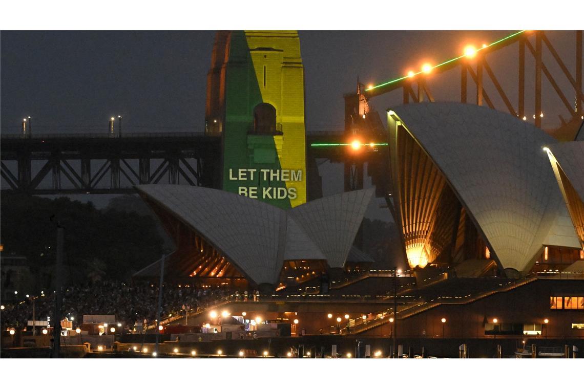 Am Tag der Einführung strahlte sogar von der Sydney Harbour Bridge der Slogan "Let them be kids". (Archivbild)