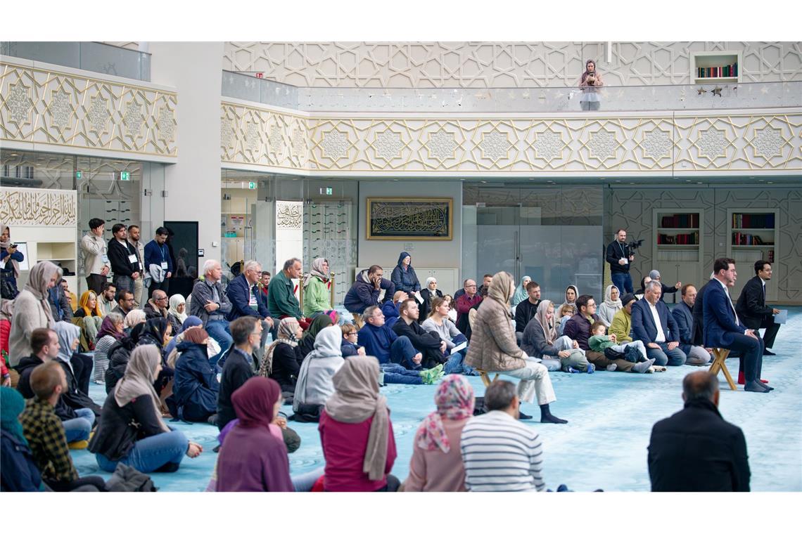 Am Tag der offenen Moschee besuchen auch Menschen, die nicht Muslime sind, Moscheen, wie hier in Köln. (Archivfoto)