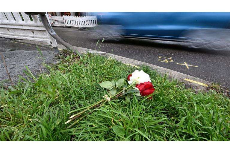 Am Tag nach dem Unfall liegen Rosen am Straßenrand.
