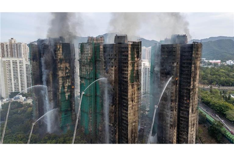 Am Tag nach dem verheerenden Großbrand in einem Hochhauskomplex in Hongkong zeichnet sich das Ausmaß der Katastrophe ab.