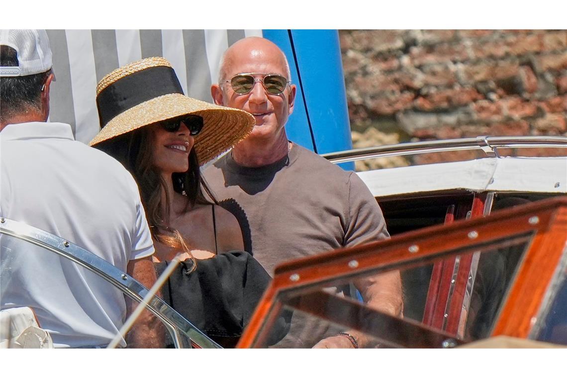 Am Tag nach der Hochzeit lassen sich Jeff Bezos und seine Frau Lauren in "Harry's Bar" bringen.