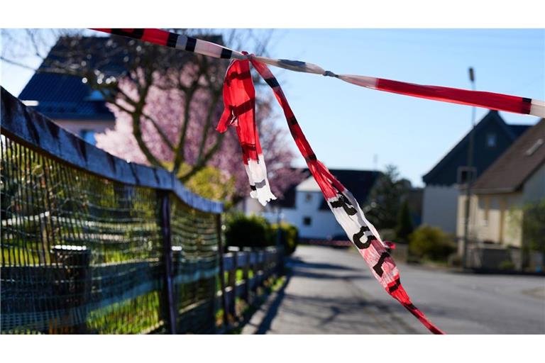 Am Tag nach der Tat laufen die Ermittlungen vor Ort weiter - ein 61-Jähriger steht unter dringendem Tatverdacht.