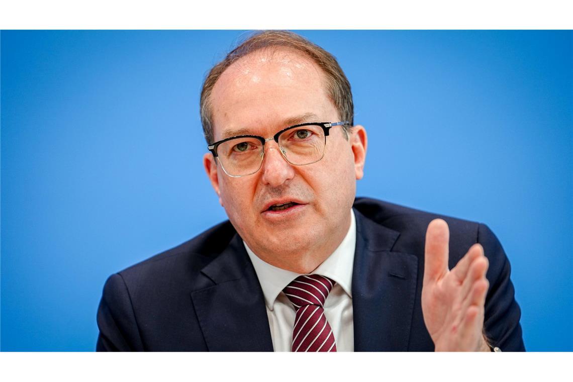 Innenministerkonferenz: Sicherheit im Zug und Abschiebungen Am Tag vor dem Beginn der Innenministerkonferenz von Bund und Ländern stellte Bundesinnenminister Alexander Dobrindt (CSU) den Verfassungsschutzbericht 2024 vor.