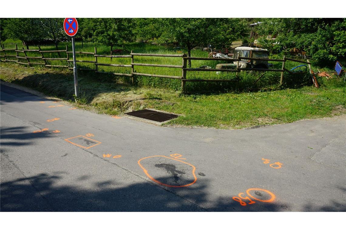 25-Jähriger durch Schuss in Göppingen schwer verletzt Am Tatort in der Pappelallee sind Bodenmarkerungen zu sehen.