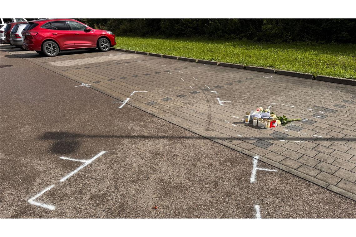 12-Jähriger stirbt nach Streit auf Parkplatz – Ermittler werten Details aus Am Tatort in Niedernhall wurden Blumen und Kerzen niedergelegt.
