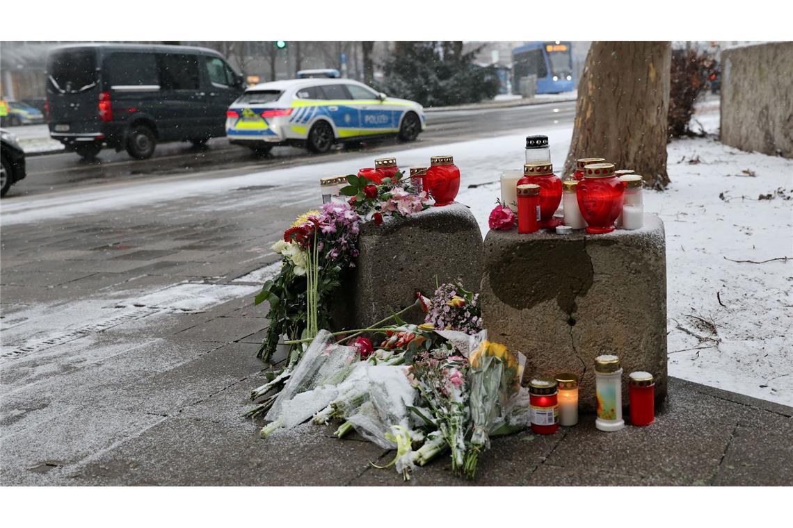 Fahrer von München in U-Haft – Islamistische Gewalttat? Am Tatort wurden Blumen und Kerzen für die Oper niedergelegt.