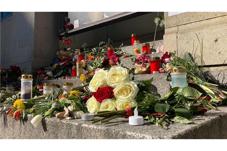Am Theater des Westens können Fans Blumen in Erinnerung an Anna R. niederlegen.
