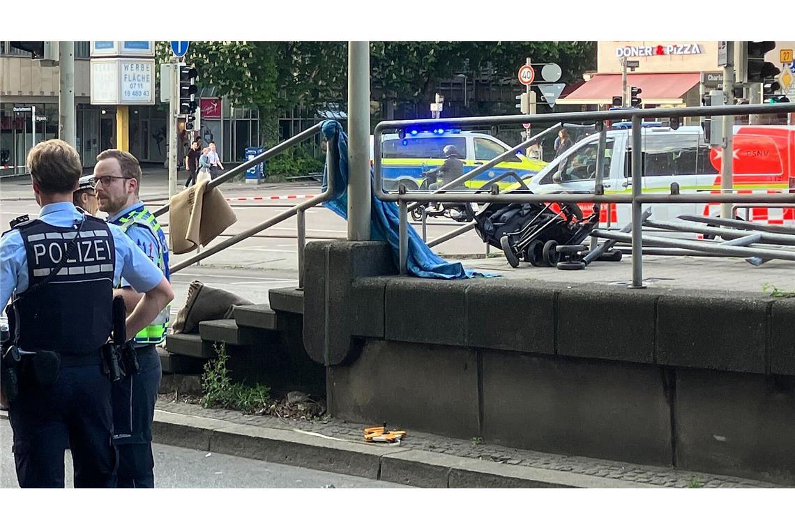 "Fassungslos und tief betroffen" - Unfallfahrer äußert sich Am Unfallort lag auch ein zusammengeklappter Kinderwagen.