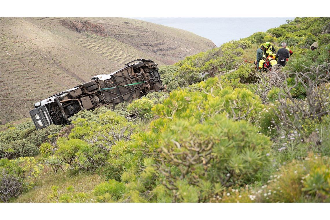 Am Unfallort waren zahlreiche Rettungskräfte im Einsatz, darunter Sanitäter, Feuerwehr und die Polizeieinheit Guardia Civil.