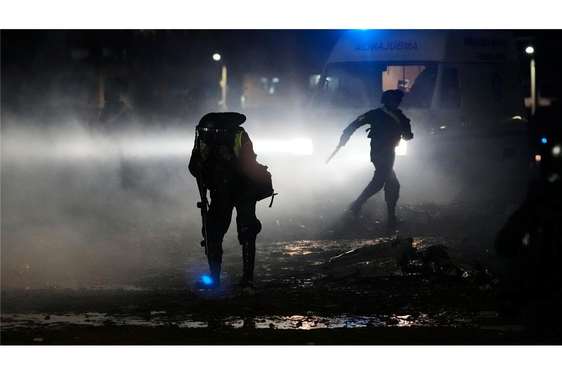 Am Unglücksort kommt es zu Plünderungsversuchen.