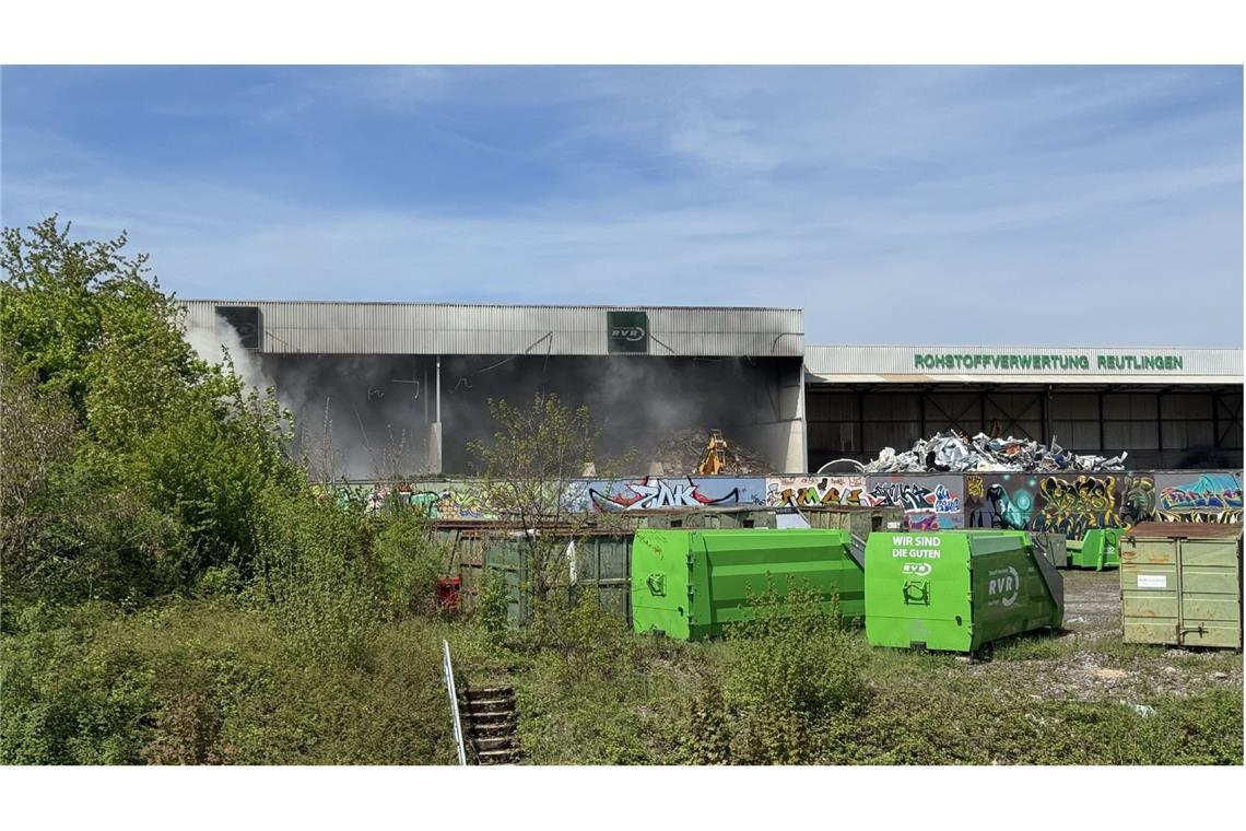 Großeinsatz bei Brand auf Wertstoffhof – Sicht auf B28 eingeschränkt Am Vormittag kam es auf einem Wertstoffhof zu einem Großbrand.
