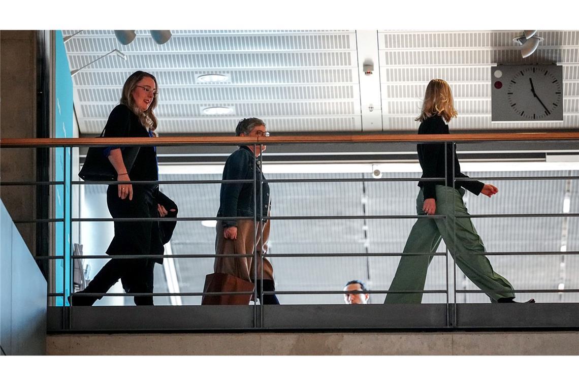 Hoffnung auf Einigung am Wochenende Am Vormittag kamen die Fraktionsspitzen der Grünen, Britta Haßelmann und Katharina Dröge, zu Gesprächen in den Bürotrakt von Unionsfraktionschef Merz in einem Bundestagsgebäude.