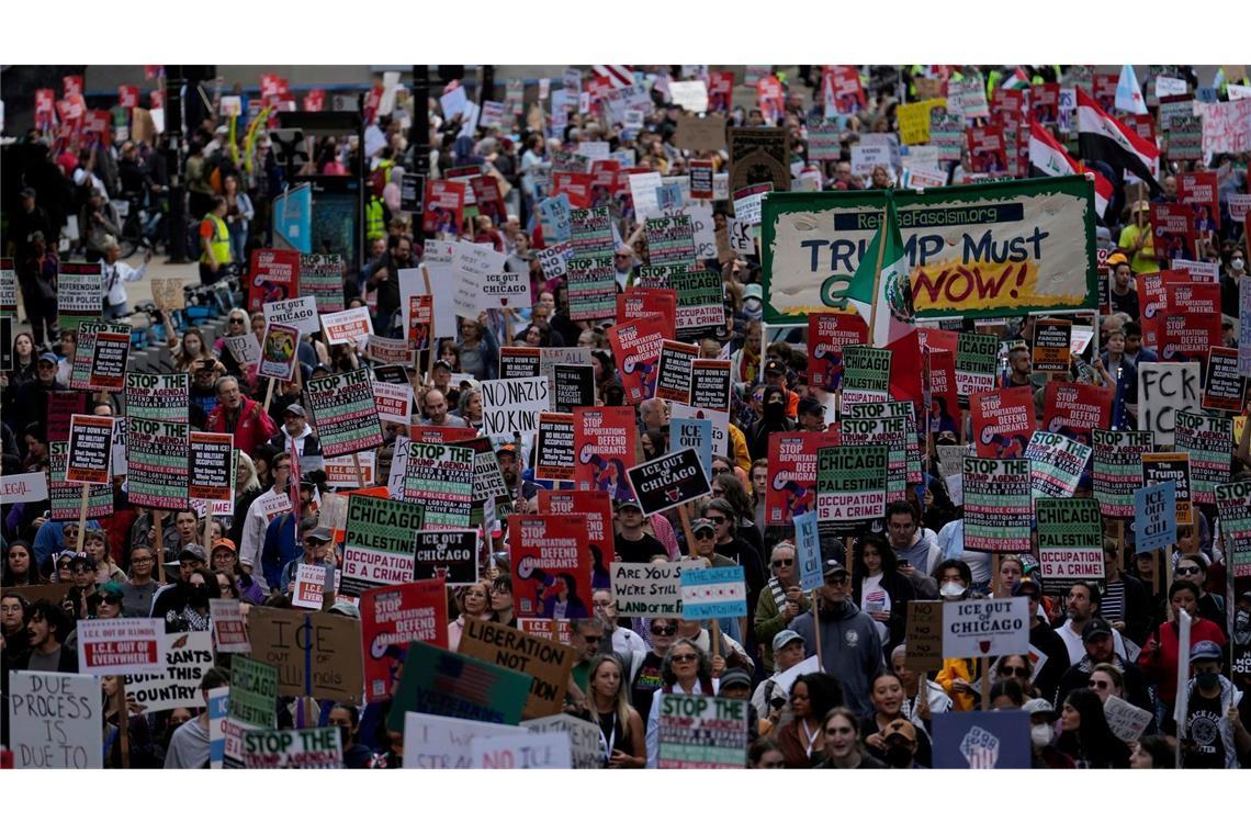 Großeinsatz gegen Migranten in Chicago angekündigt Am Wochenende hatten Menschen in Chicago bereits gegen Trumps Pläne protestiert.