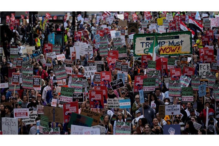 Am Wochenende hatten Menschen in Chicago bereits gegen Trumps Pläne protestiert.