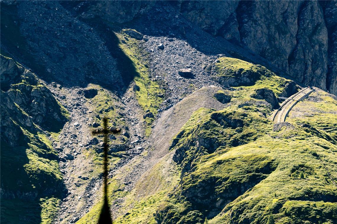 Zugang zu Grande Dixence nach einem Felssturz gesperrt Am Wochenende hatten sich nahe der Staumauer im oberen Teil des Tals Val d'Hérémence rund 5.000 Kubikmeter Gestein gelöst. Am Mittwoch kam es zu weiteren kleinen Abbrüchen.