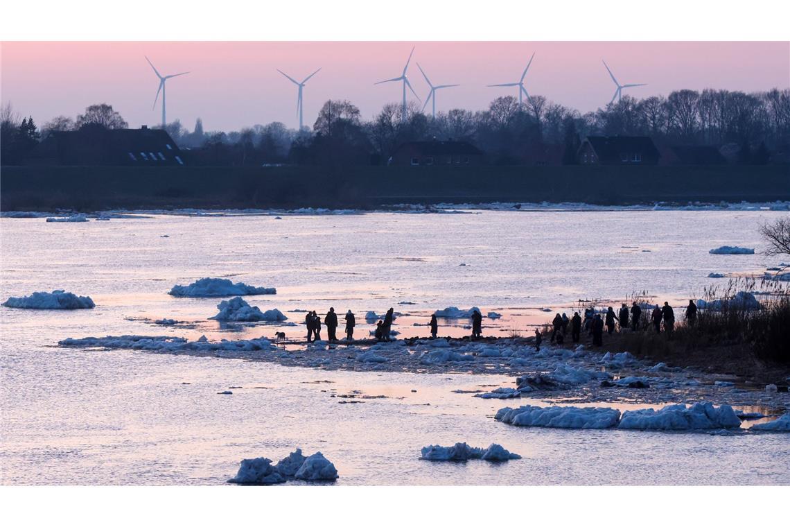 Am Wochenende kamen zahlreiche Schaulustige, um durch die Eislandschaft zu spazieren.