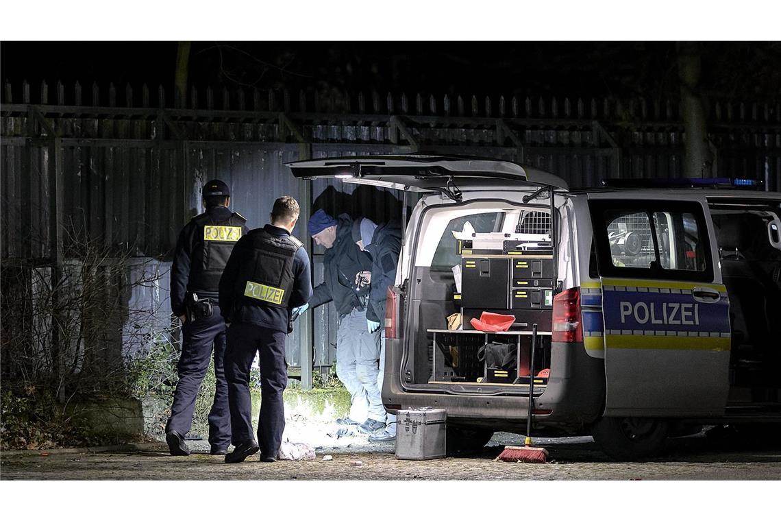 Detonation an Zaun von Polizeigebäude - Zwei Beamte verletzt Am Zaun eines Polizeigebäudes in Berlin ist es zu einer Detonation gekommen.