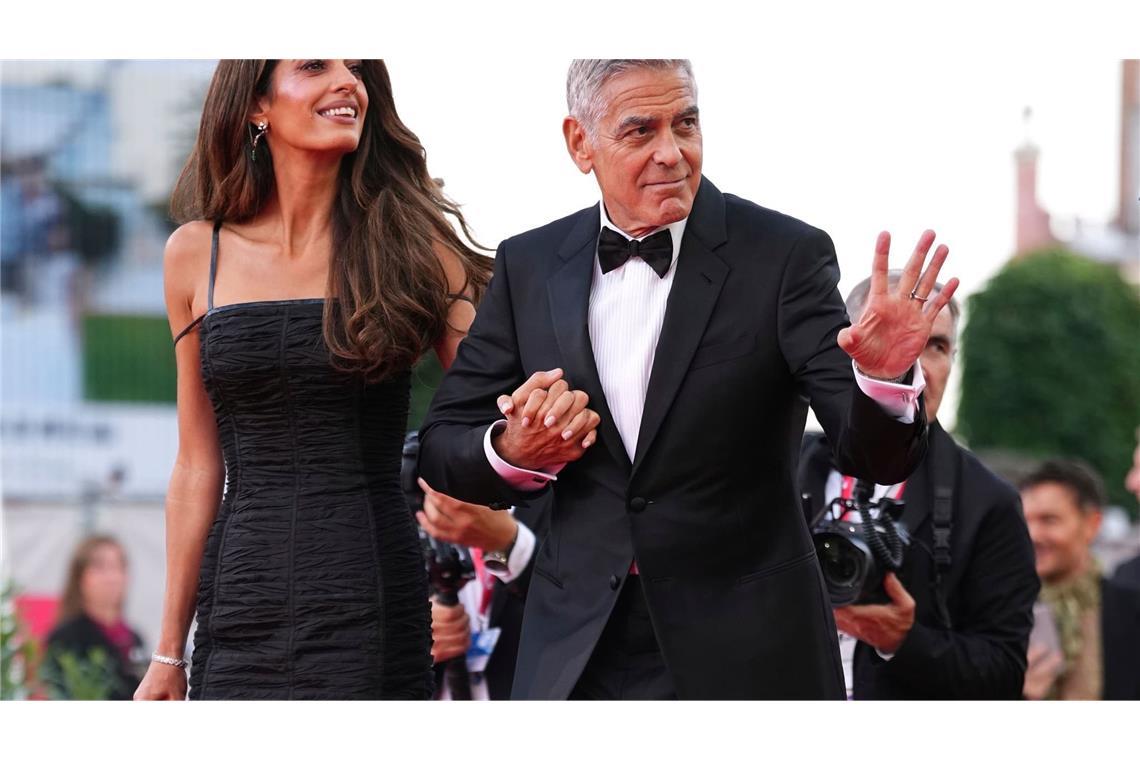 Amal Clooney und George Clooney posieren bei der Eröffnungsfeier auf dem roten Teppich bei der 83. Ausgabe der Filmfestspiele von Venedig für die Fotografen. (zu dpa: «Clooney verzaubert Venedig - Filmfestspiele eröffnet»)