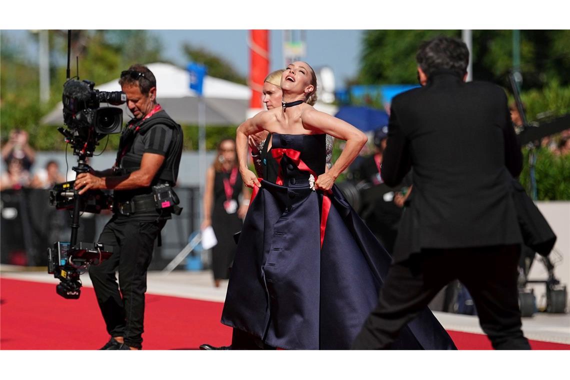 Wer gewinnt beim Filmfest Venedig? Amanda Seyfried, Hauptdarstellerin von "The Testament of Ann Lee", auf dem roten Teppich vor der Premiere am 1. September. (Archivbild)