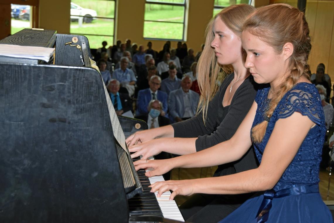 Kreativen jungen Menschen verpflichtet Amelie Hann und Lea-Maria Gunther beim anschließenden Konzert. Fotos: E. Klaper