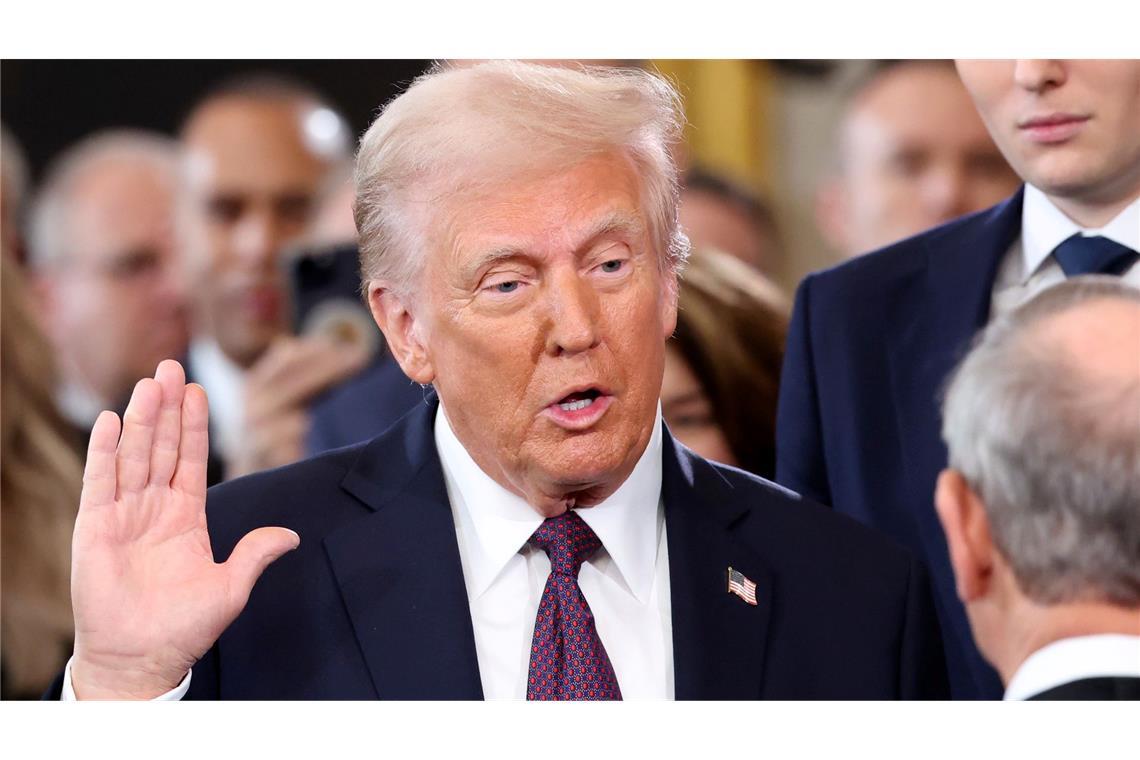 "America first" - dieses Ziel macht Donald Trump sofort nach seiner Vereidigung klar. (Archivbild)