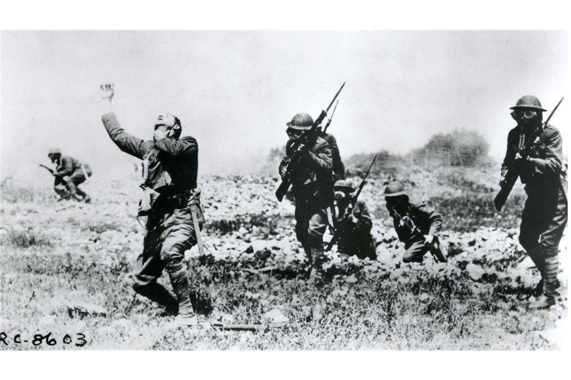 Amerikanische Soldaten sind im Frühjahr bei einem Sturmangriff von einer Giftgas-Wolke eingehüllt. Einer der Soldaten hat sich seine Gasmaske abgerissen und ringt nach Luft.