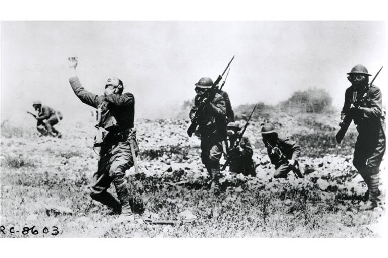 Amerikanische Soldaten sind im Frühjahr bei einem Sturmangriff von einer Giftgas-Wolke eingehüllt. Einer der Soldaten hat sich seine Gasmaske abgerissen und ringt nach Luft.