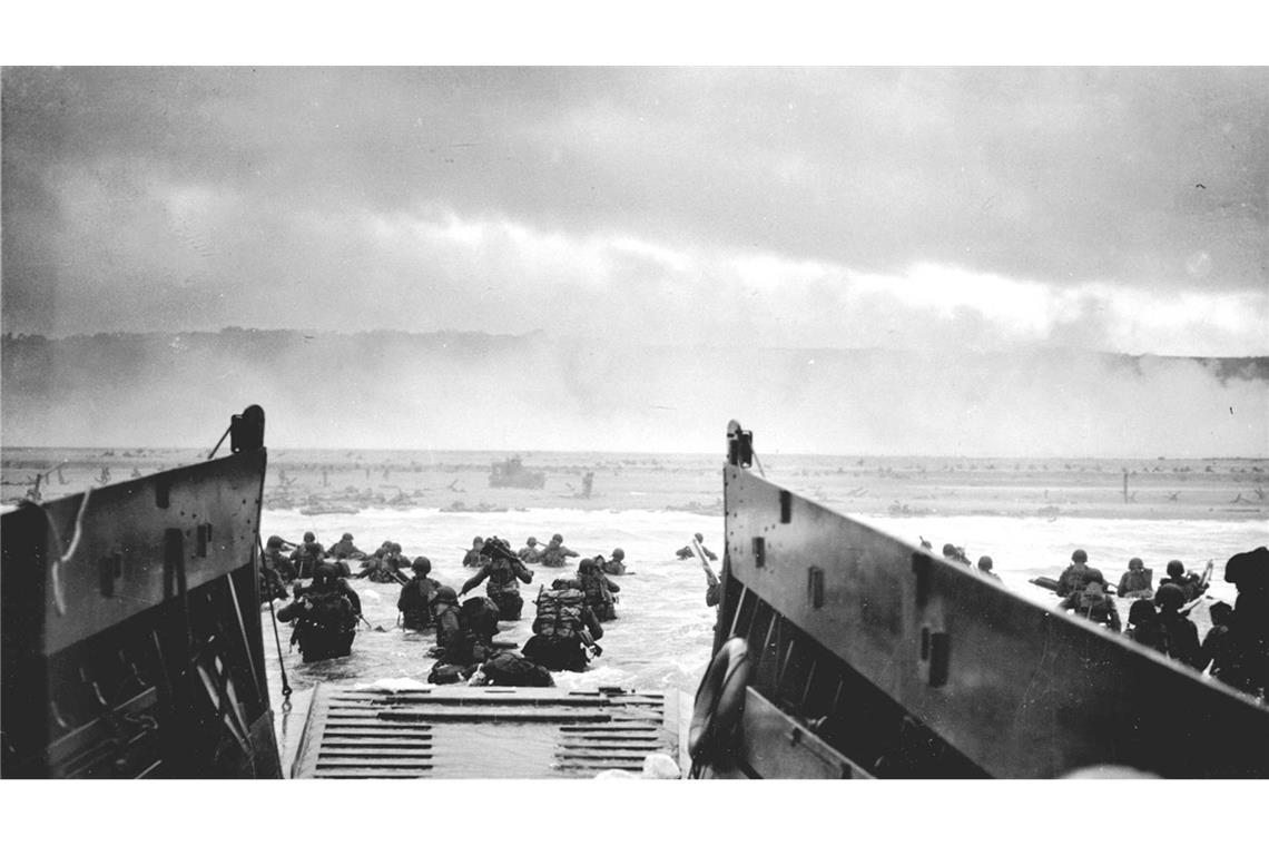 Die Truppen der Alliierten landen an der Küste der Normandie Amerikanische Truppen landen am 6. Juni in dr Normandie am Omaha Beach.