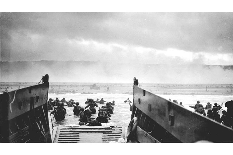 Amerikanische Truppen landen am 6. Juni in dr Normandie am Omaha Beach.