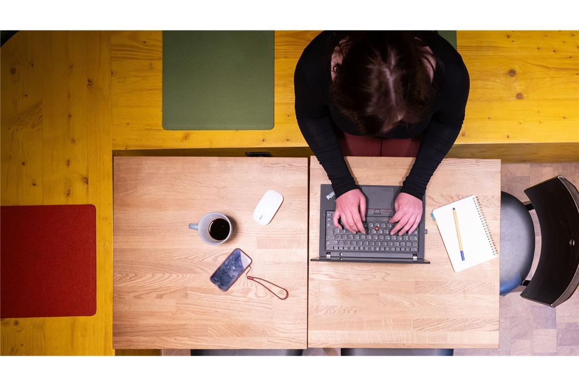 Anti-Homeoffice-Trend in den USA Amerikanische Unternehmen versuchen der Homeoffice-Arbeit ihrer Mitarbeiter einen Riegel vorzuschieben.