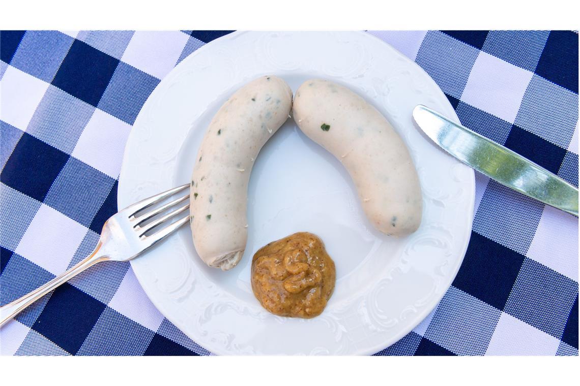 Die Weißwurst wird erfunden – aus Missgeschick Amm 22. Februar 1857 sollen dem Münchner Wirt zum „Ewigen Licht“ die Schafsaitlinge für seine Kalbsbratwürste ausgegangen sein. In seiner Not drehte er das helle Brät in dickere Schweinedärme , die dann gebrüht statt gebraten wurden.