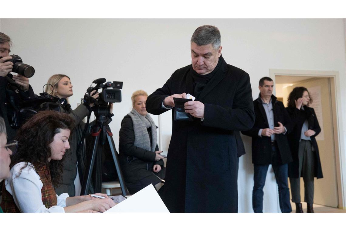 Wahlbehörde: Amtsinhaber und Rivale in Stichwahl um Präsidentenamt Amtsinhaber Milanivic bei der Stimmabgabe