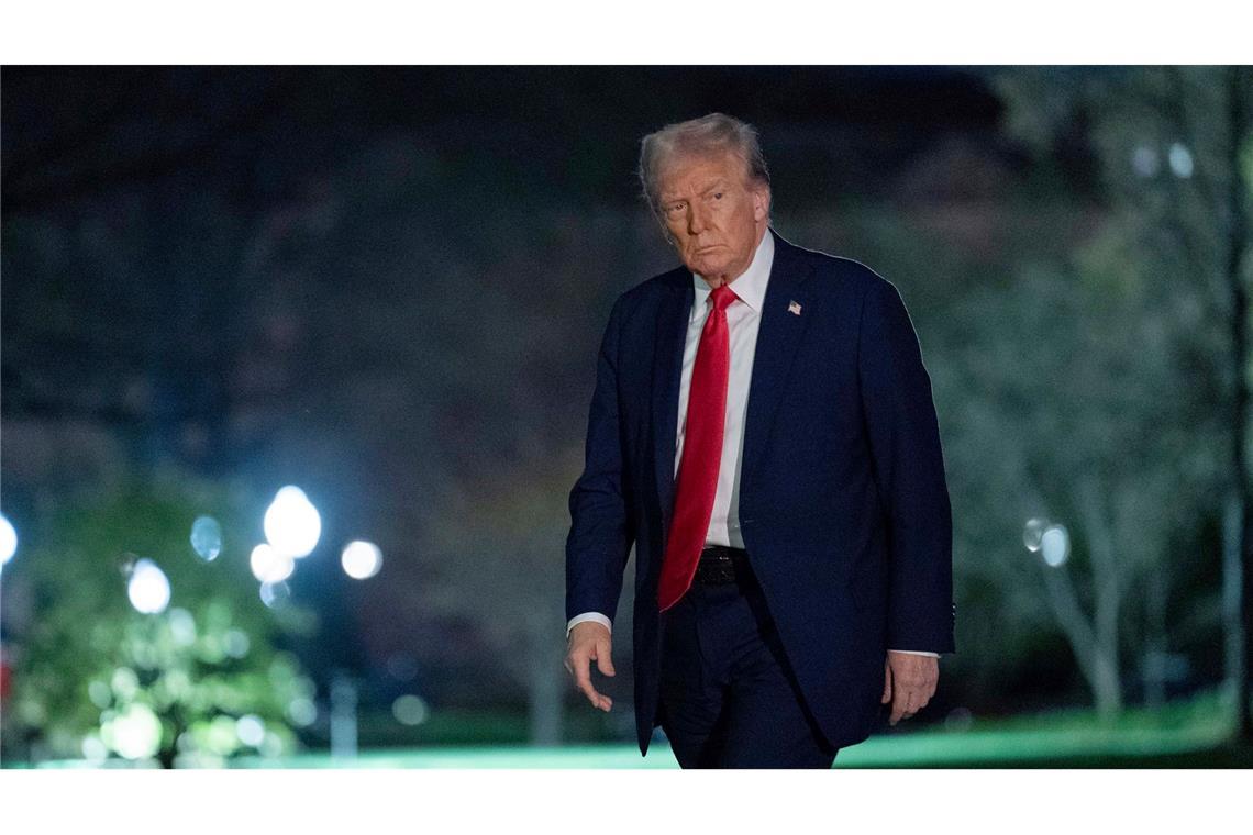 Trump: Geplante Zölle sollen alle Länder treffen An Bord der Air Force One sagte Trump, die geplanten Zölle würden alle Länder treffen.