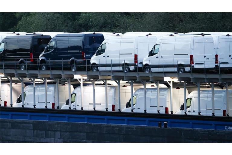 An Bord des Frachtschiffs sind jede Menge Mercedes-Sprinter.
